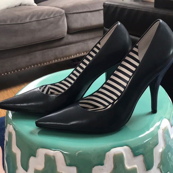 NWOT! Beautiful BCBGirls Navy Blue Heels! - Picture 4 of 7